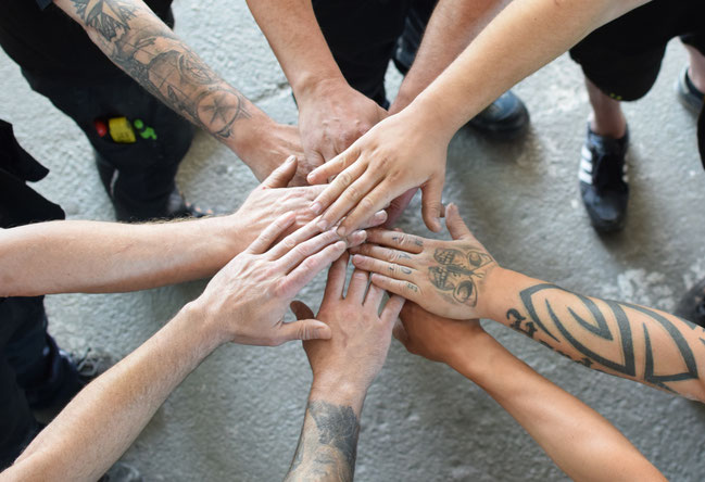 Handwerkerhände treffen sich in der Mitte